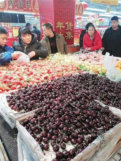 春节临近 市民忙备年货